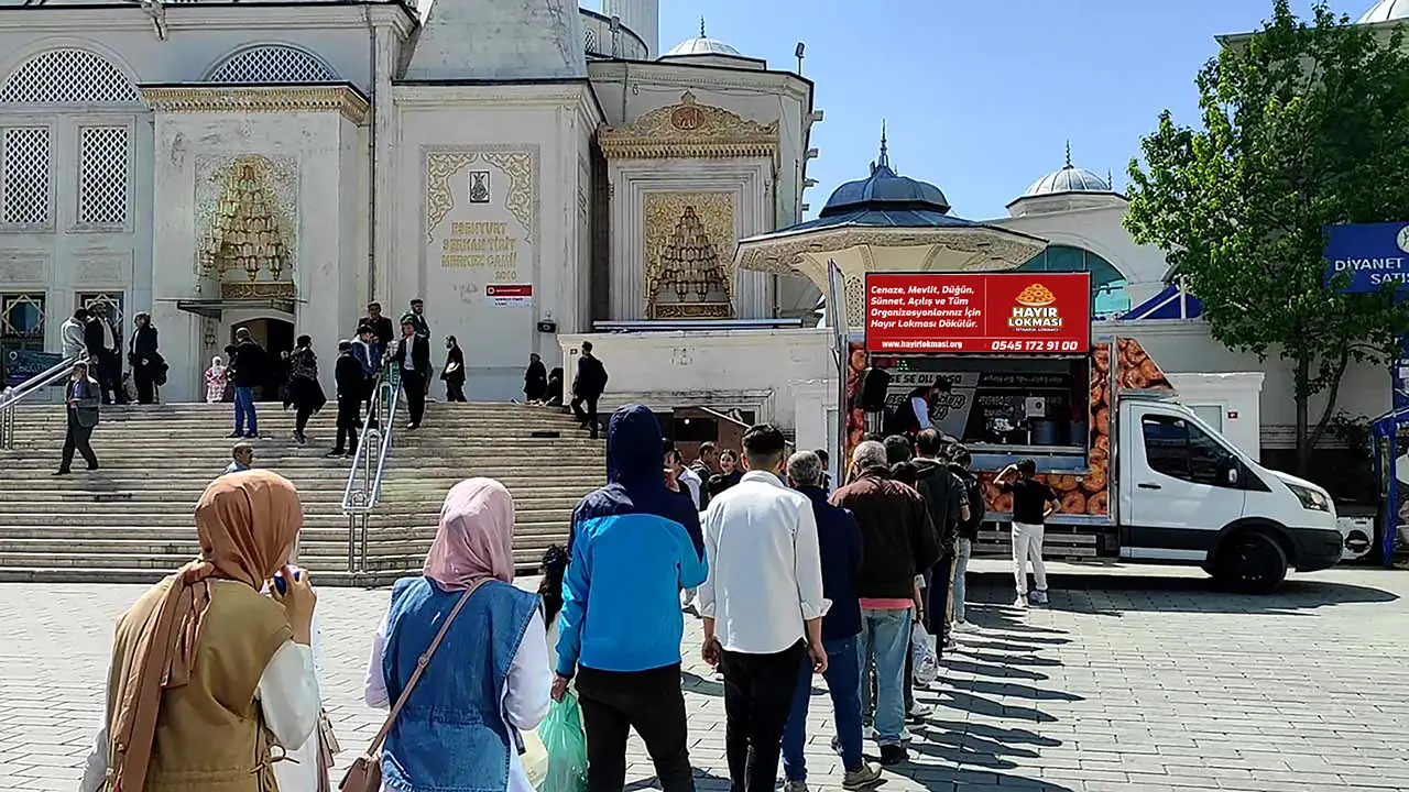 Cami Önünde Hayır Lokması Döktürme